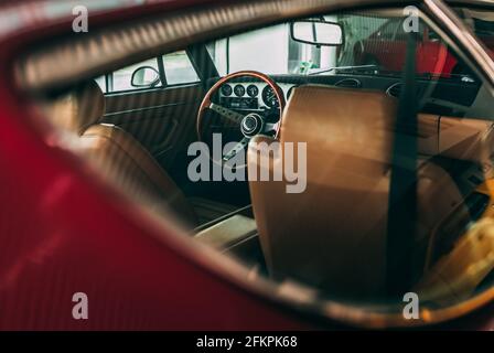 Intérieur d'une voiture rétro avec sièges en cuir, volant nardo et tableau de bord Banque D'Images