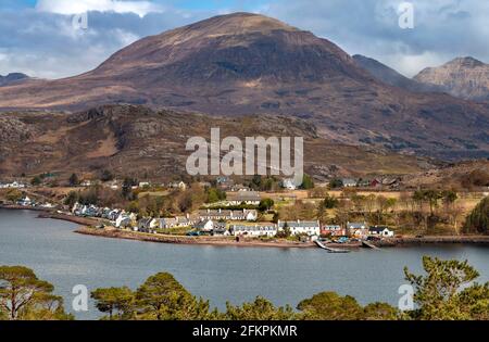 SHIELDAIG WESTER ROSS HIGHLANDS ECOSSE VUE PRINTANIÈRE SUR LE LOCH SHIELDAIG AUX MAISONS DU VILLAGE SUR LA MER ET LES MONTAGNES AU-DELÀ Banque D'Images