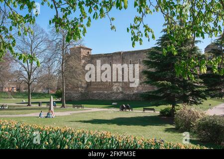 Parc de Colchester, vue à la fin du printemps des personnes se détendant près du monument Lucas et Lisle dans le parc de Château Colchester, Essex, Angleterre, Royaume-Uni Banque D'Images