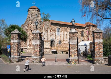 Colchester Royaume-Uni, vue arrière des enfants qui s'élancé vers l'entrée du parc du château, site du château romano-britannique du 1er siècle, Essex, Royaume-Uni Banque D'Images
