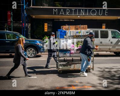 New York, États-Unis. 1er mai 2021. Livraison de fleurs dans le quartier de Koretown à New York le samedi 1er mai 2021. (Âphoto de Richard B. Levine) crédit: SIPA USA/Alay Live News Banque D'Images