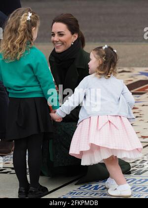 Le duc de Cambridge et la duchesse de Cambridge rencontrent les foules d'attente alors qu'ils quittent la célèbre tour Blackpool. Le duc a été présenté avec une couronne en papier et un peu de roche de bord de mer classique. 6 mars 2019. Veuillez par ligne : Vantagenews.com Banque D'Images