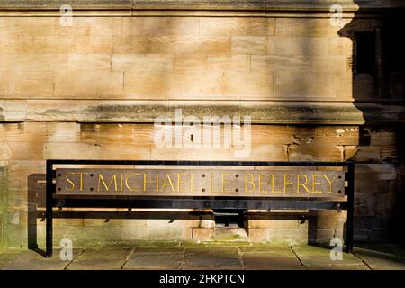 Saint-Michel-le-Belfrey Church Sign, High Petergate, York, Angleterre Banque D'Images