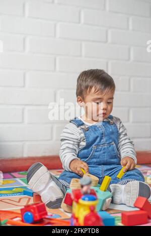 Bébé jouant à la maison Banque D'Images