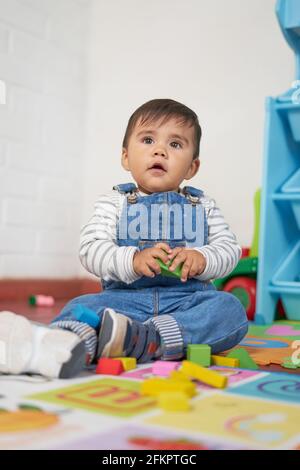 Bébé jouant à la maison Banque D'Images