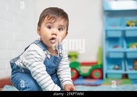 Bébé jouant à la maison Banque D'Images