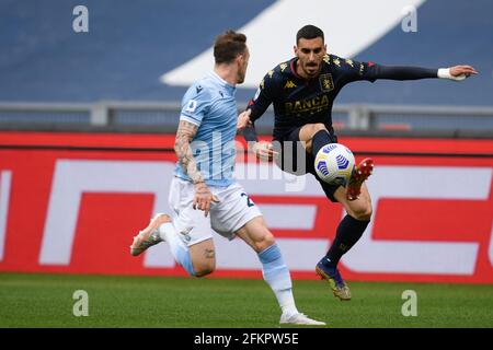 Rome, Italie. 02 mai 2021. Davide Zappacosta (R) de CFC Gênes pendant le match de football de la Serie A League entre Lazio vs Gênes au stade Olimpico à Rome, Italie, 2 mai 2021. (Photo Roberto Ramaccia/INA photo Agency) Credit: SIPA USA/Alay Live News Banque D'Images