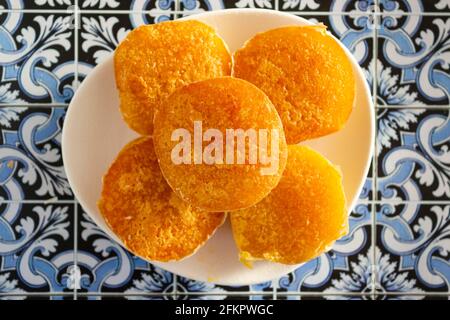 Vue de dessus des gâteaux portugais aux haricots doux appelés pastel de Feijao Banque D'Images