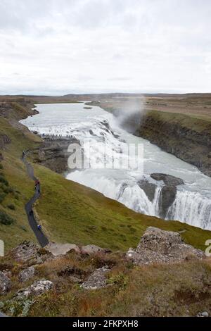 La cascade de Gullfoss, dans le canyon de la rivière Hvita, est une attraction touristique majeure dans le sud-ouest de l'Islande. Banque D'Images