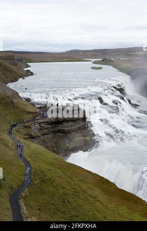 La cascade de Gullfoss, dans le canyon de la rivière Hvita, est une attraction touristique majeure dans le sud-ouest de l'Islande. Banque D'Images