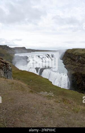 La cascade de Gullfoss, dans le canyon de la rivière Hvita, est une attraction touristique majeure dans le sud-ouest de l'Islande. Banque D'Images