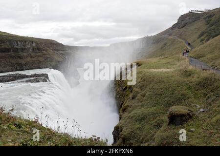 La cascade de Gullfoss, dans le canyon de la rivière Hvita, est une attraction touristique majeure dans le sud-ouest de l'Islande. Banque D'Images