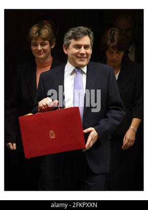 Gordon Brown sort sur 11 Downing St pour aller Et remettre son budget 2004 au Parlement.pic David Sandison 17/3/2004 Banque D'Images