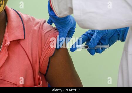 Kolkata, Inde. 3 mai 2021. Un gentleman reçoit la deuxième dose du vaccin Covishield dans un centre de santé du gouvernement. Le gouvernement indien a ordonné des vaccinations ouvertes pour toute personne âgée de plus de 18 ans, dans le contexte de l'augmentation des cas quotidiens et de la pénurie aiguë de vaccins dans le pays. L'Inde a enregistré plus de 3.6 cas de Lakh hier, selon un rapport des médias indiens. Crédit : CIC de la majorité mondiale/Alamy Live News Banque D'Images