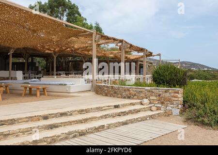 Antiparos Island, Grèce - 28 septembre 2020 : restaurants locaux en bord de mer. Tables extérieures donnant sur la mer. Banque D'Images