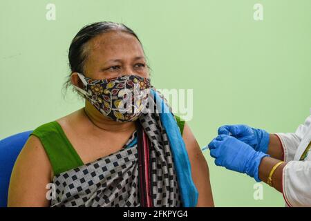 Kolkata, Inde. 3 mai 2021. Une dame reçoit la deuxième dose du vaccin Covishield dans un centre de santé du gouvernement. Le gouvernement indien a ordonné des vaccinations ouvertes pour toute personne âgée de plus de 18 ans, dans le contexte de l'augmentation des cas quotidiens et de la pénurie aiguë de vaccins dans le pays. L'Inde a enregistré plus de 3.6 cas de Lakh hier, selon un rapport des médias indiens. Crédit : CIC de la majorité mondiale/Alamy Live News Banque D'Images