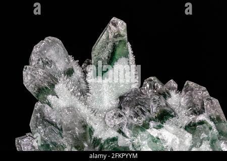 Cristaux de quartz chlorés de l'Himalaya. Les cristaux principaux sont colorés en vert et en blanc; entourés de centaines de minuscules, semblables à des aiguilles. Banque D'Images