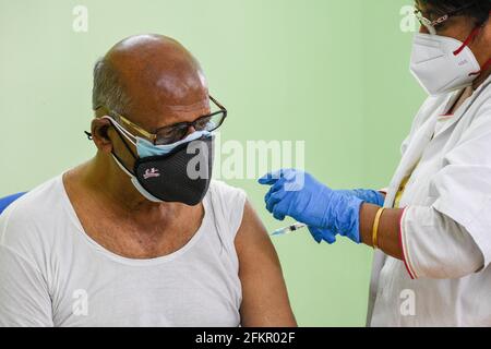 Kolkata, Inde. 3 mai 2021. Un gentleman reçoit la deuxième dose du vaccin Covishield dans un centre de santé du gouvernement. Le gouvernement indien a ordonné des vaccinations ouvertes pour toute personne âgée de plus de 18 ans, dans le contexte de l'augmentation des cas quotidiens et de la pénurie aiguë de vaccins dans le pays. L'Inde a enregistré plus de 3.6 cas de Lakh hier, selon un rapport des médias indiens. Crédit : CIC de la majorité mondiale/Alamy Live News Banque D'Images