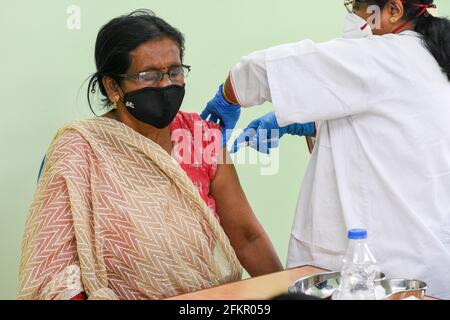 Kolkata, Inde. 3 mai 2021. Une dame reçoit la deuxième dose du vaccin Covishield dans un centre de santé du gouvernement. Le gouvernement indien a ordonné des vaccinations ouvertes pour toute personne âgée de plus de 18 ans, dans le contexte de l'augmentation des cas quotidiens et de la pénurie aiguë de vaccins dans le pays. L'Inde a enregistré plus de 3.6 cas de Lakh hier, selon un rapport des médias indiens. Crédit : CIC de la majorité mondiale/Alamy Live News Banque D'Images