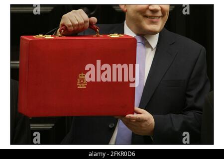 Gordon Brown sort sur 11 Downing St pour aller Et remettre son budget 2004 au Parlement.pic David Sandison 17/3/2004 Banque D'Images