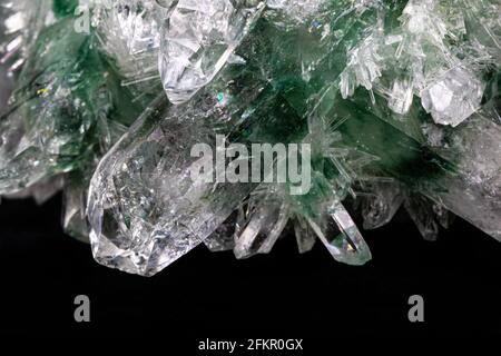 Cristaux de quartz chlorés de l'Himalaya. Les cristaux principaux sont colorés en vert et en blanc; entourés de centaines de minuscules, semblables à des aiguilles. Banque D'Images