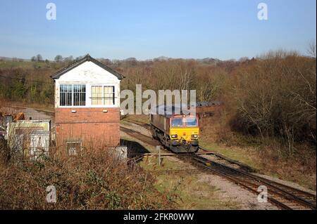 '66115' dirige un train d'acier à travers Tondu pendant une possession d'ingénierie de la ligne principale du sud du pays de Galles entre Margam et Bridgend. Banque D'Images