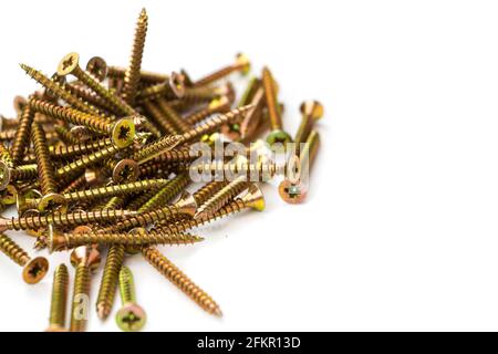 vis autotaraudeuse jaune sur fond blanc. Un grand nombre de vis Banque D'Images