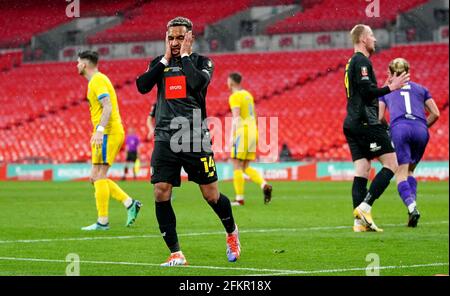 Brendan Kiernan de Harrogate Town a été abattu après une occasion manquée lors de la finale du Buildbase FA Trophy 2019/20 au stade Wembley, Londres. Date de la photo: Lundi 3 mai 2021. Banque D'Images