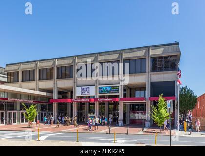 ASHEVILLE, NC, USA-1 MAI 2021: Des gens, y compris des enfants, se sont rassemblés devant l'Auditorium Thomas Wolfe, le jour ensoleillé du printemps. Banque D'Images