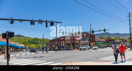 BLACK MOUNTAIN, NC, USA-1 MAI 2021 : vue panoramique de l'intersection de State Street montrant Cherry Street, Town Hardware. Ensoleillé, jour de printemps. Personnes. Banque D'Images