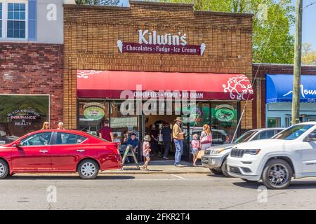 BLACK MOUNTAIN, NC, USA-1 MAI 2021 : gros plan sur la façade du magasin de crème glacée Kilwin's, très animé, le jour du printemps. Les gens, y compris la famille avec des enfants. Banque D'Images