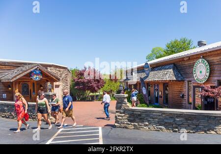 BLACK MOUNTAIN, NC, USA-1 MAI 2021 : le petit parc d'affaires inclut Trinity Pharms Hemp Co., One Fly Outfitters, Bella Gallery et My Father's Pizza. Banque D'Images