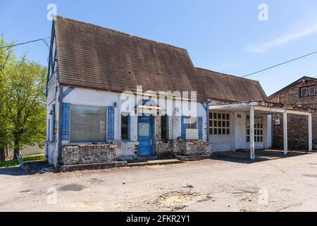 BLACK MOUNTAIN, NC, USA-1 MAI 2021: Vide, abandonné vieux garage de station-service, sur State Street. Banque D'Images