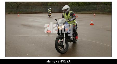 Alastair Weaver sur Blue Honda à l'école de conduite R.A.E. de Ham dans le sud-ouest de Londres, les élèves sont pris par une série de mannequins et de tests pour recevoir la moto C.B.T. de theire à l'école de conduite R.A.E. de Ham dans le sud-ouest de Londres.pic David Sandison 6/12/2003 Banque D'Images