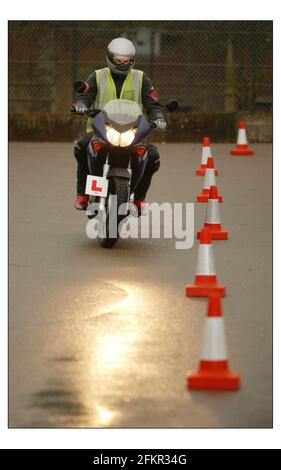 Alastair Weaver sur Blue Honda à l'école de conduite R.A.E. de Ham dans le sud-ouest de Londres, les élèves sont pris par une série de mannequins et de tests pour recevoir la moto C.B.T. de theire à l'école de conduite R.A.E. de Ham dans le sud-ouest de Londres.pic David Sandison 6/12/2003 Banque D'Images