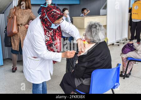 Tunis, Tunisie. 31 mai 2020. Une femme âgée reçoit une dose du vaccin contre le coronavirus Pfizer-BioNTech COVID-19 alors que d'autres attendent leur tour à la salle de sport El-Menzah, dans la capitale tunisienne. (Photo de Jdidi wassim/SOPA Images/Sipa USA) crédit: SIPA USA/Alay Live News Banque D'Images