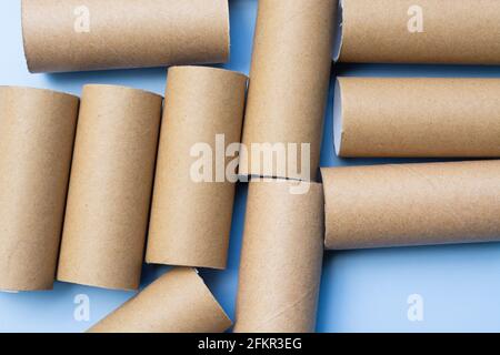Vider les rouleaux de toilettes sur fond bleu clair Banque D'Images