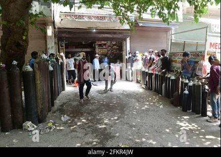 New Delhi, Inde. 03ème mai 2021. Les membres de la famille des patients COVID-19 attendent à l'extérieur d'un centre de remplissage d'oxygène pour remplir leurs bouteilles vides, car la demande de gaz augmente en raison de la pointe des cas de coronavirus, à New Delhi, Inde, le lundi, mai 3, 2021. Photo par Abhishek/UPI crédit: UPI/Alay Live News Banque D'Images