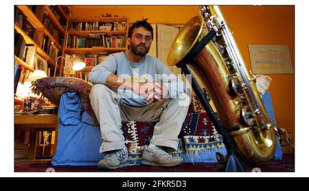 Tim Whitehead joue le sax chez lui à Ham, Richmond.pic David Sandison 8/10/03 Banque D'Images