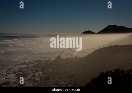 Les événements réguliers de brume de mer donne le petit règlement résidentiel de Misty Cliffs son nom. Situé près du Cap, le long de la péninsule du Cap en Afrique du Sud Banque D'Images