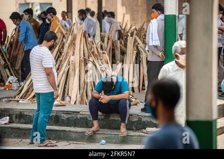 New Delhi, Inde. 03ème mai 2021. Un homme pend sa tête alors qu'il pleure pour des proches qui sont morts de COVID19 lors d'une crémation de masse au crématorium municipal de Ghaziapur. Des calculs de masse à New Delhi, capitale de l'Inde, fait face à un déluge de décès de COVID-19, au cours des dernières 24 heures, l'Inde a officiellement enregistré 3417 décès de Covid-19. Crédit : SOPA Images Limited/Alamy Live News Banque D'Images