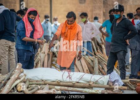 New Delhi, Inde. 03ème mai 2021. NOTE DE LA RÉDACTION (image dépeint la mort) des parents exécutent les derniers rites pour une personne qui est décédée de Covid-19 au crématorium municipal de Ghaziapur. Des calculs de masse à New Delhi, capitale de l'Inde, fait face à un déluge de décès de COVID-19, au cours des dernières 24 heures, l'Inde a officiellement enregistré 3417 décès de Covid-19. Crédit : SOPA Images Limited/Alamy Live News Banque D'Images