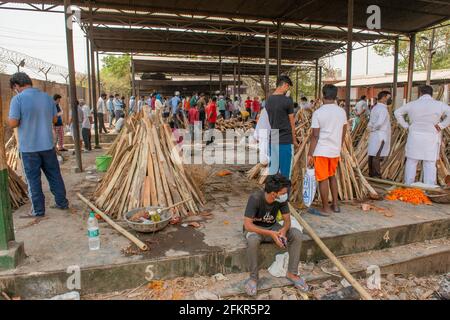 New Delhi, Inde. 03ème mai 2021. Un homme pend sa tête alors qu'il pleure pour des proches qui sont morts de COVID19 lors d'une crémation de masse au crématorium municipal de Ghaziapur. Des calculs de masse à New Delhi, capitale de l'Inde, fait face à un déluge de décès de COVID-19, au cours des dernières 24 heures, l'Inde a officiellement enregistré 3417 décès de Covid-19. Crédit : SOPA Images Limited/Alamy Live News Banque D'Images