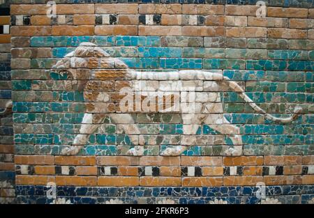 Berlin, Allemagne, 7 avril 2019 : Bas-relief d'un lion sur le mur de l'entrée de la porte babylonienne dans le musée de Pergame à Berlin, Allemagne Banque D'Images