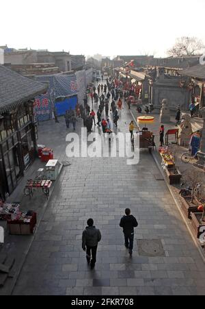 Pingyao dans la province du Shanxi, Chine : vue sur une rue de la vieille ville de Pingyao. Vue depuis la tour Fengshui. Banque D'Images