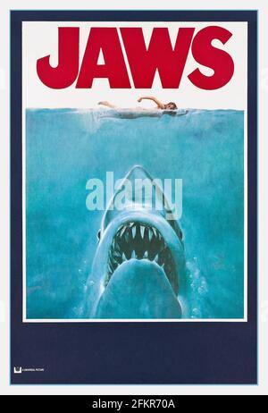 JAWS affiche de film d'époque JAWS (1975)©️*Universal Pictures* lauréat d'une nomination aux Oscars pour le meilleur film et lauréat des Oscars pour le montage cinématographique (Verna Fields) et la musique musicale (John Williams). Avec Robert Shaw, Roy Scheider Martin Brody, Richard Dreyfuss, Lorraine Gary, Murray Hamilton, directeur Steven Spielberg, scénario Peter Benchley et Carl Gottlieb Banque D'Images