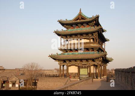 Pingyao dans la province du Shanxi, Chine. La tour de la porte sud de Pingyao mur de la ville vu dans le soleil du soir. Banque D'Images