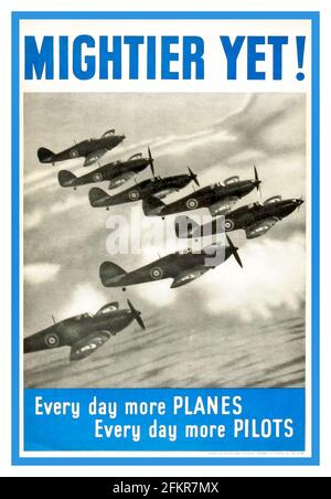 Vintage “MIGHTIER YET” UK SPITFIRE FORMATION RAF POSTER de la RAF des années 1940 WW2 RAF britannique RAF propagande recrutement affiche 'Mightier yet !' (Titre du « PAYS DE L'ESPOIR ET DE LA GLOIRE d'Elgar » « chaque jour plus D'AVIONS » « chaque jour plus DE PILOTES », l'escadron de Spitfire était en formation. La bataille d'Angleterre de la Seconde Guerre mondiale 1940 plus puissante encore ! Chaque jour, plus d'avions. Chaque jour, plus de pilotes. Banque D'Images