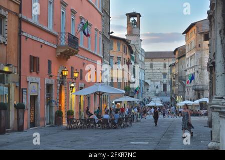 Pérouse, Ombrie, Italie - juillet 20 2017 : rue piétonne le long de l'ancienne vue sur Corso Vannucci. Centre ville, ciel bleu Banque D'Images