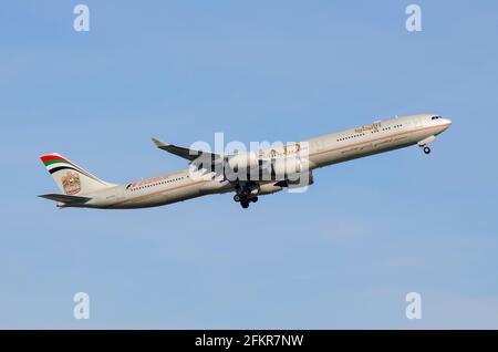 Etihad Airways Airbus A340 avion de ligne A6-EHH décollage de l'aéroport de Londres Heathrow, Royaume-Uni. Publicité du Grand Prix F1 d'Abu Dhabi 2010 Banque D'Images